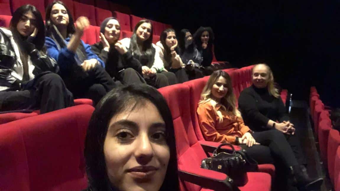 Güzellik Hizmetleri Alan öğrencileriyle  sinemaya gidildi Atatürk filmi izlendi
