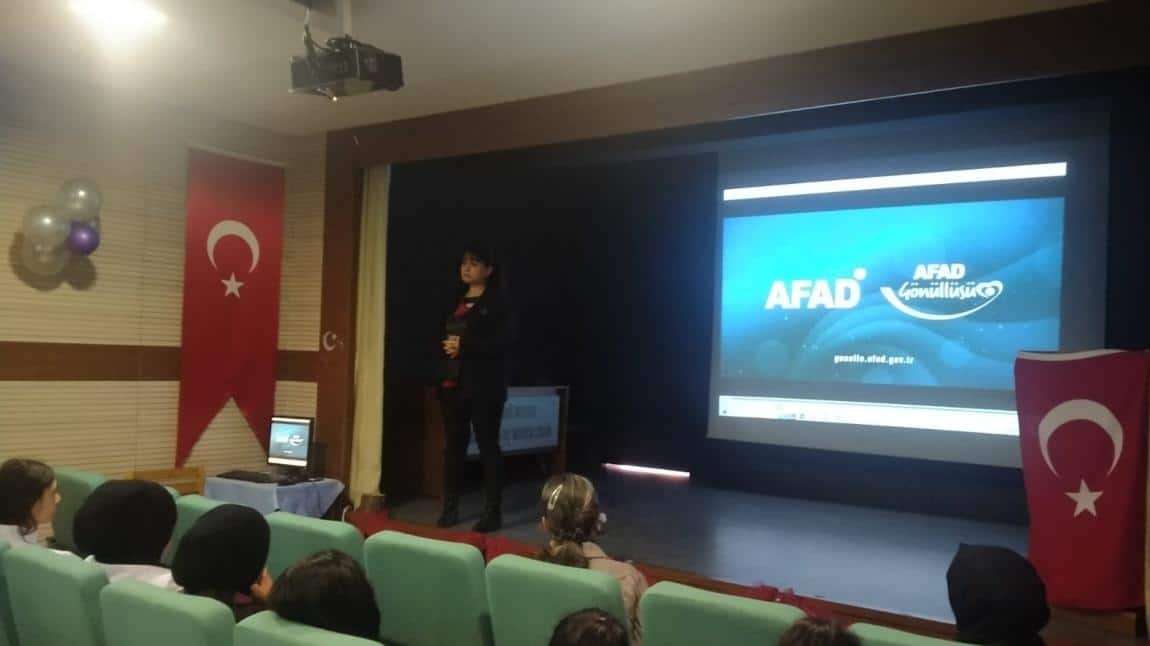  Afete Hazırlık Kulübü olarak farkındalık etkinliğinde AFAD Gönüllüsü Nilüfer ÜNAL tarafından okulumuz öğrencilerine Aile Afet Acil Durum Planı ve depremden etkilenen illerimiz ve süreçleri anlatılmıştır.